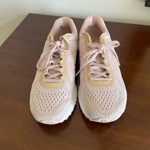 New Balance pink shoe. Perfect condition.